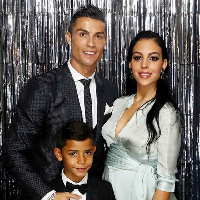クリスティアーノ・ロナウドの恋人、W杯会場で左手薬指に「ダイヤ」がキラリ