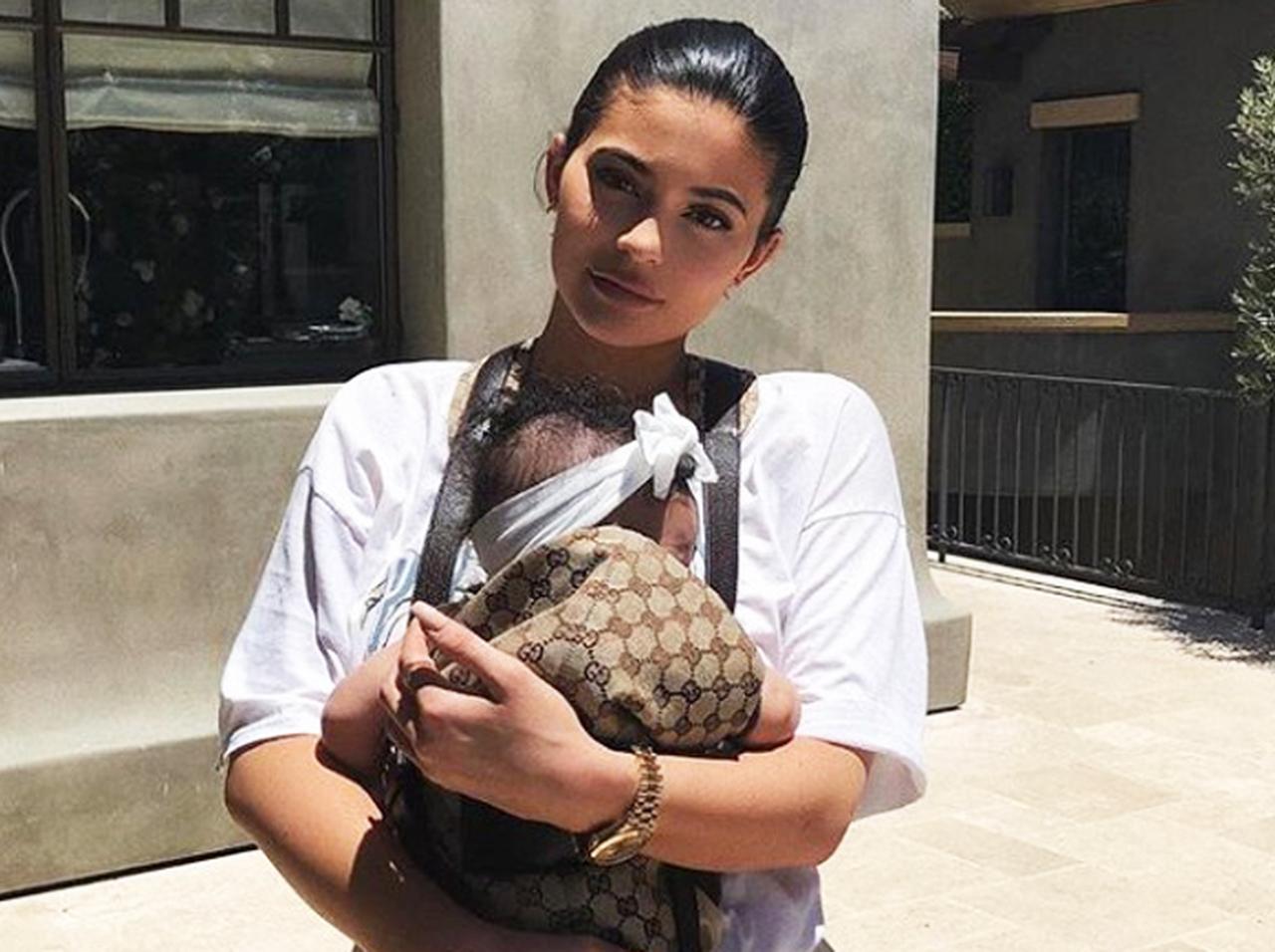 カイリー・ジェンナー、生後4カ月の愛娘用「抱っこひも」がセレブ価格