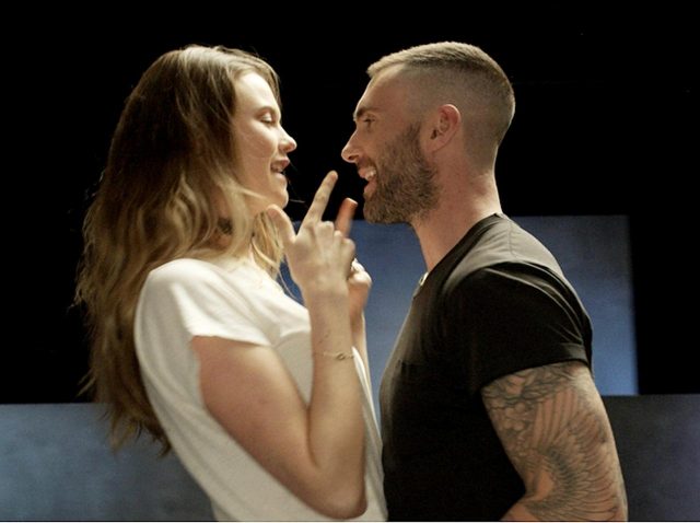 マルーン5、新作MVに亡きマネージャーの妹が登場