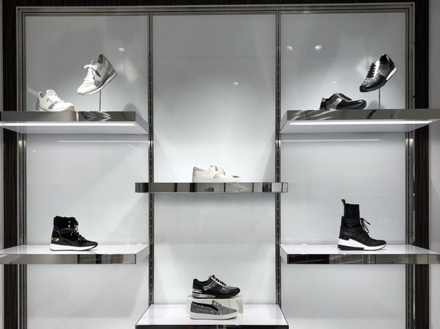 マイケル マイケル・コース秋冬コレクション注目の靴はスニーカー！人気すぎて銀座旗艦店に専用サロンがオープン