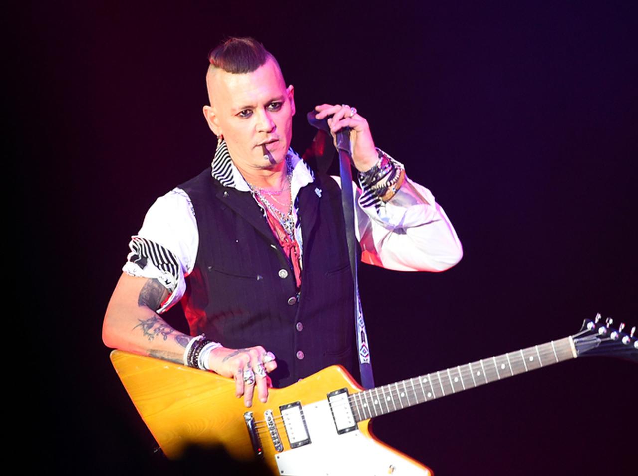 ジョニー・デップが演技中のイヤホン使用認める「感情高めるため」