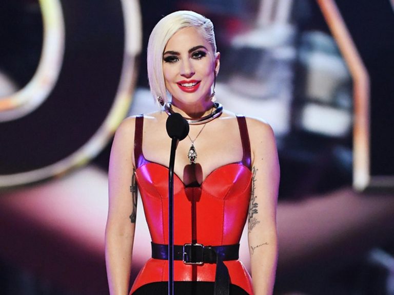 レディー・ガガが久々登場のアワードで激白!じつは「アレ」をサバ読んでいた