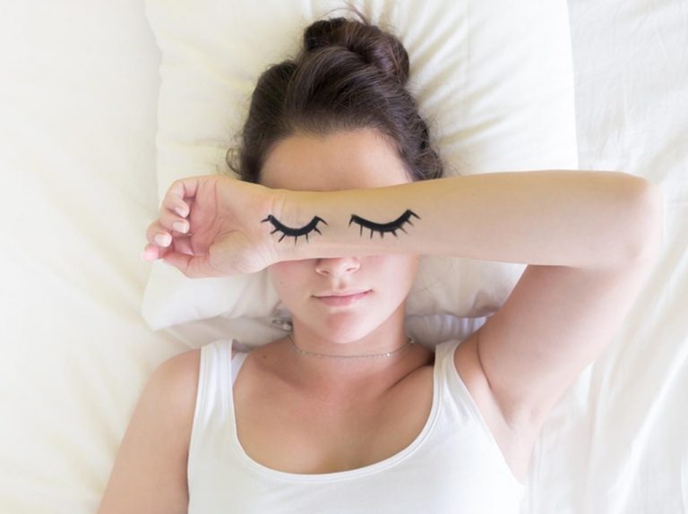 マスカラを落とさずに寝た女性の身に起こった「悲劇」に震える