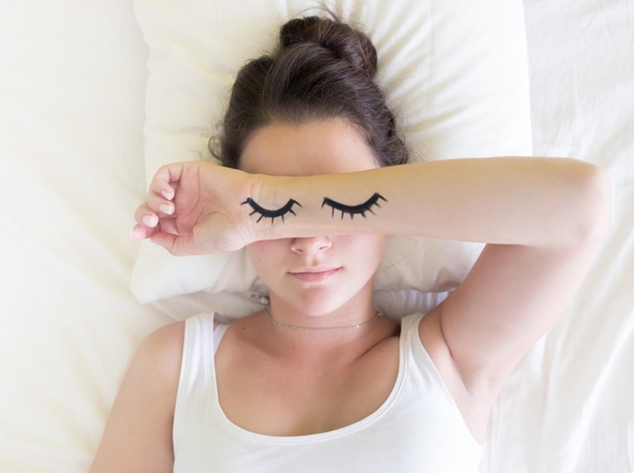 マスカラを落とさずに寝た女性の身に起こった「悲劇」に震える