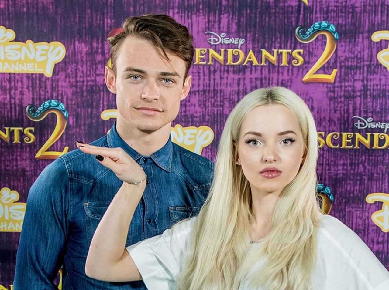 ダヴ・キャメロン、恋人との破局報道に「大切なお知らせ」を発表