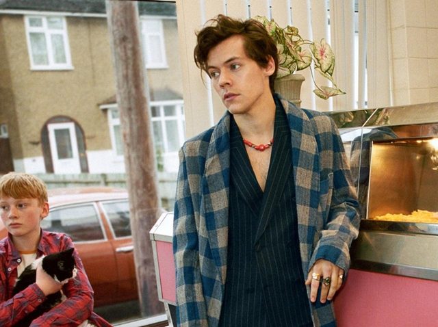 ハリー・スタイルズ、「グッチ」の広告で動物とたわむれる【撮影中の貴重写真アリ】