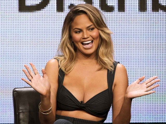 クリッシー・テイゲン、授乳期の「胸」に浮かび上がる『あるモノ』にパニック