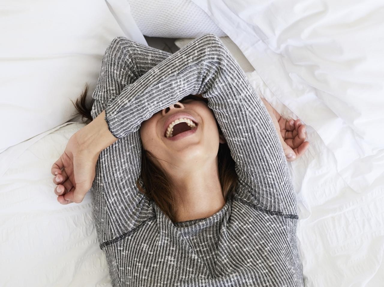 ある女性が会社の床と一体化?その後、続々と「一体化」写真が登場