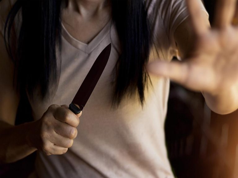 男になたを振りかざし性交を強要した19歳女が逮捕される