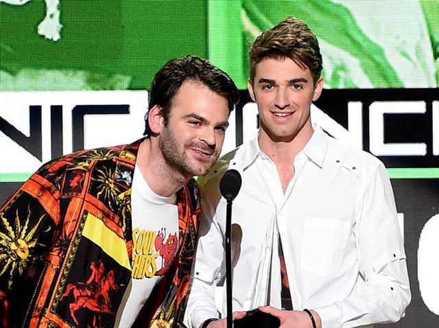 【来日中】ザ・チェインスモーカーズのアレックス、「犬用の浴衣」を間違えて着る