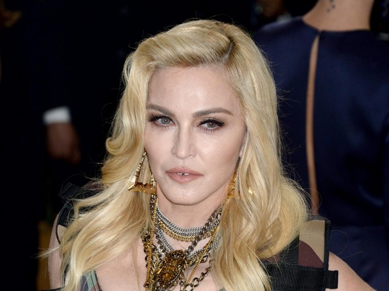 さすがマドンナ、ここまで「生活感」が漂わないエプロン姿は見たことがない