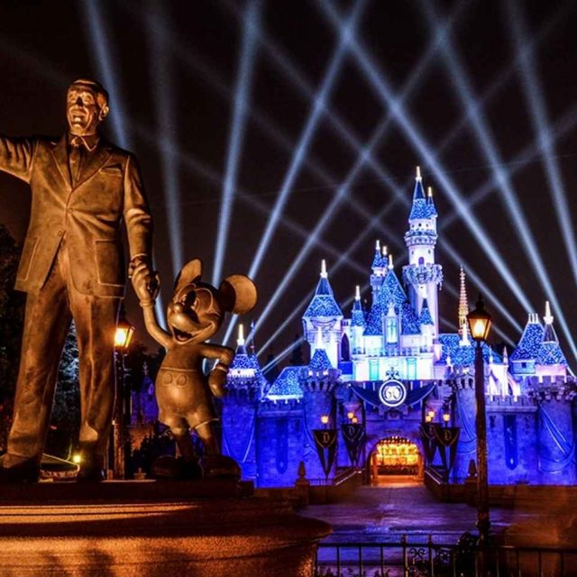 ディズニーランドのキャストが必ず「2本指」で指をさす理由