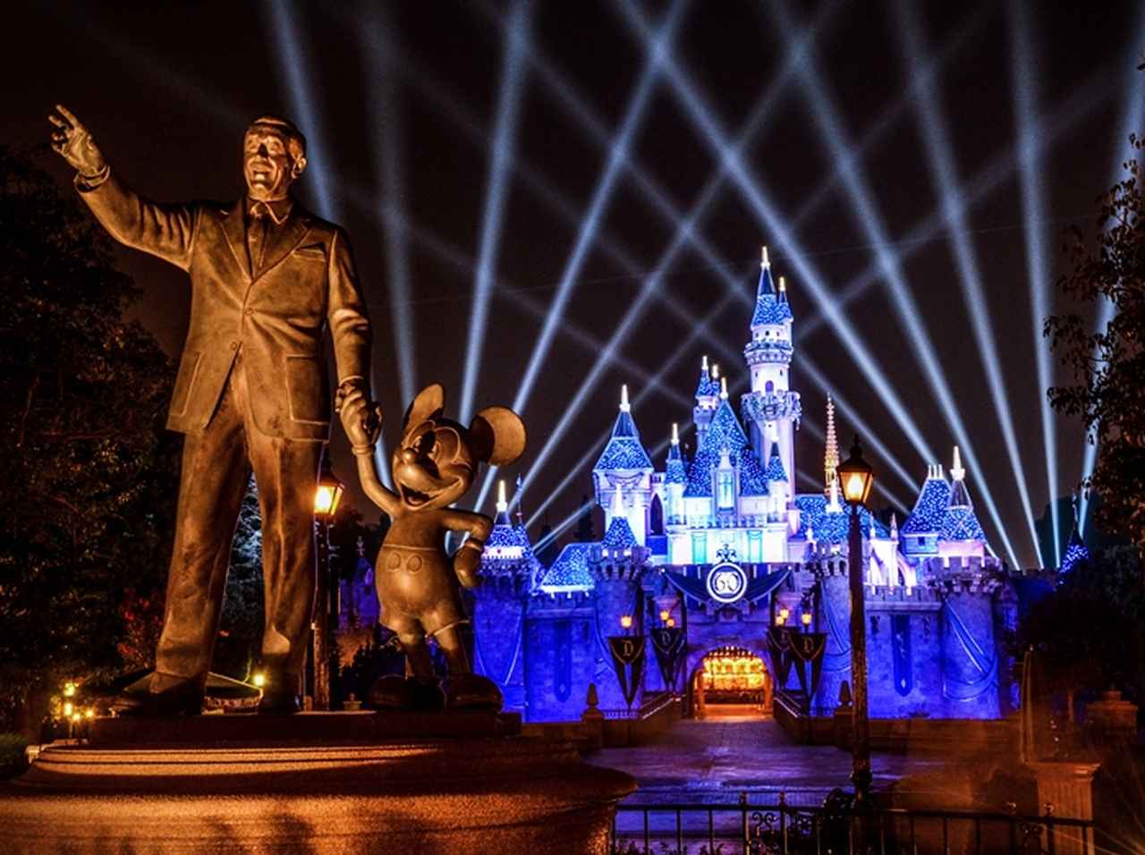 ディズニーランドのキャストが必ず「2本指」で指をさす理由