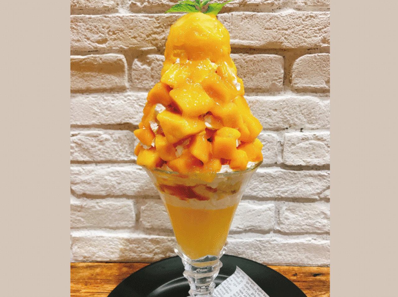 マンゴー2個分!高さ25cm超のマンゴー特盛パフェ
