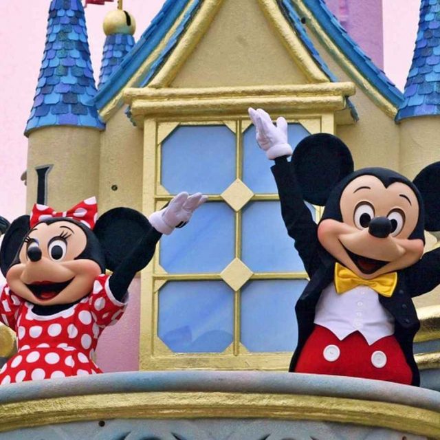 ディズニーランドのキャラクターたちが誰にも見つからずに園内を移動できる理由
