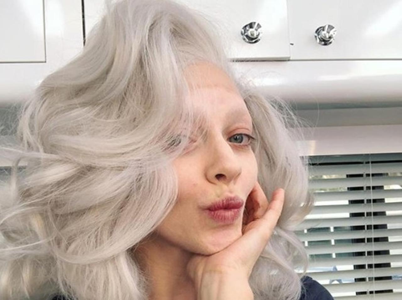 「お婆ちゃん」に扮したこのセレブは誰でしょう？