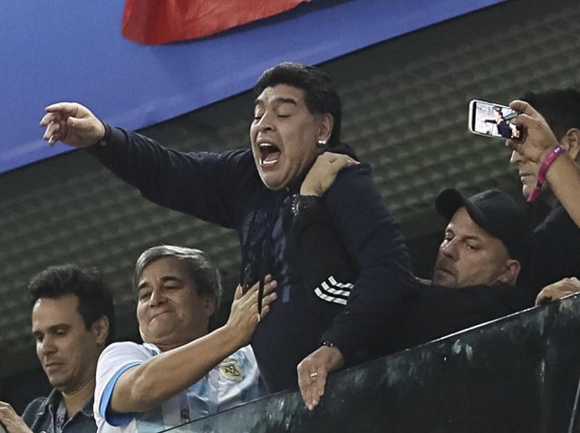 W杯アルゼンチン戦を観戦した神の子マラドーナ、興奮しすぎて病院搬送