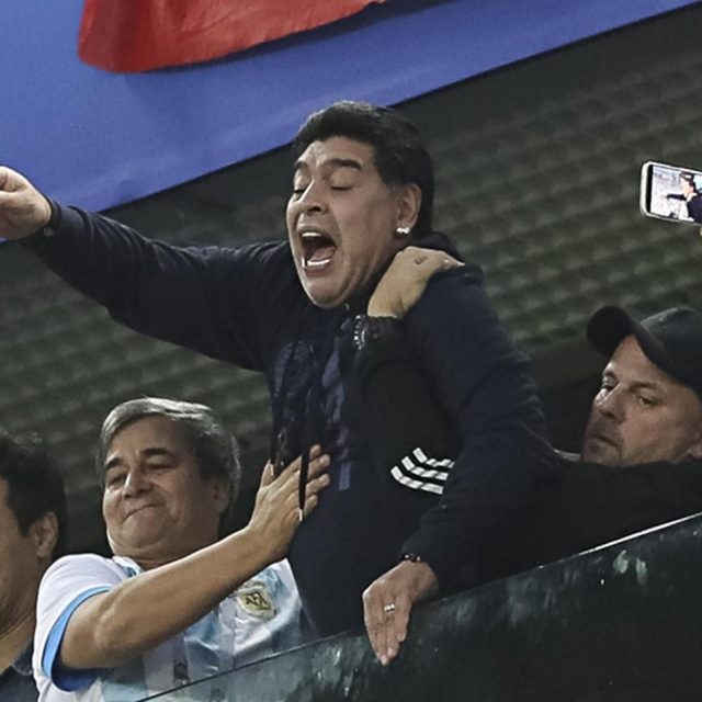 W杯アルゼンチン戦を観戦した神の子マラドーナ、興奮しすぎて病院搬送