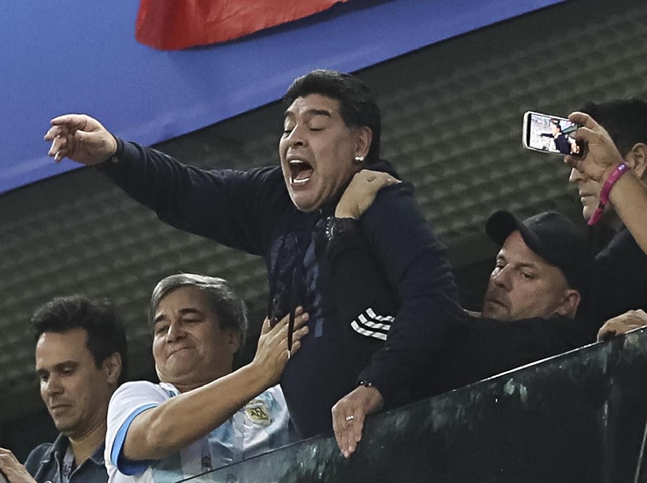 W杯アルゼンチン戦を観戦した神の子マラドーナ、興奮しすぎて病院搬送