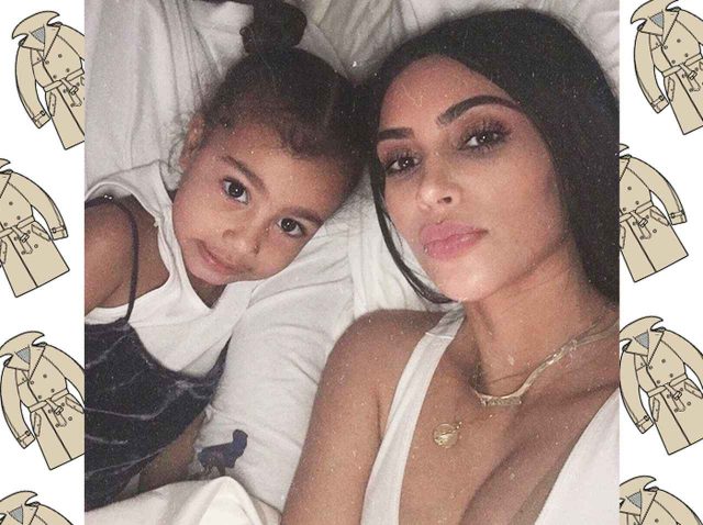 キム・カーダシアンの5歳娘、トレンチコートを着こなす姿が「どこか変」