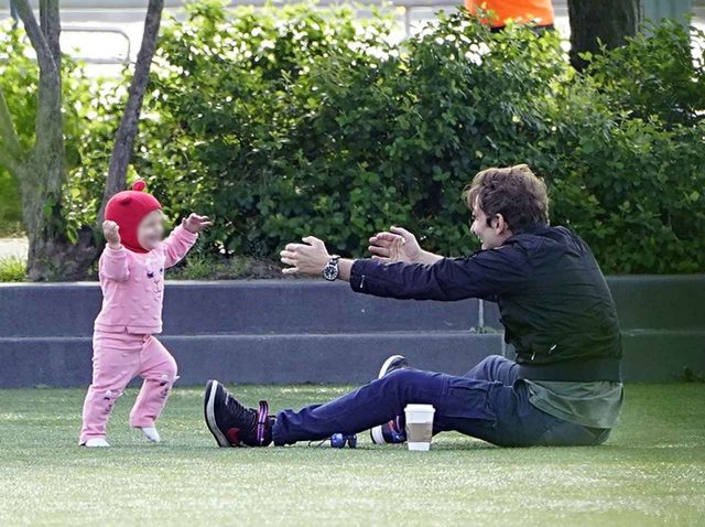 1歳にしてすでに「パパっ子」、ブラッドリー・クーパーと愛娘が愛おしい【写真アリ】