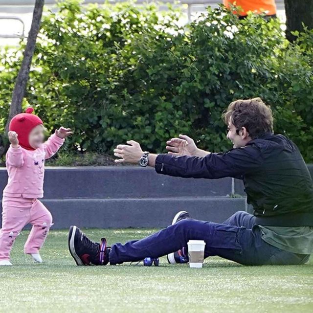 1歳にしてすでに「パパっ子」、ブラッドリー・クーパーと愛娘が愛おしい【写真アリ】