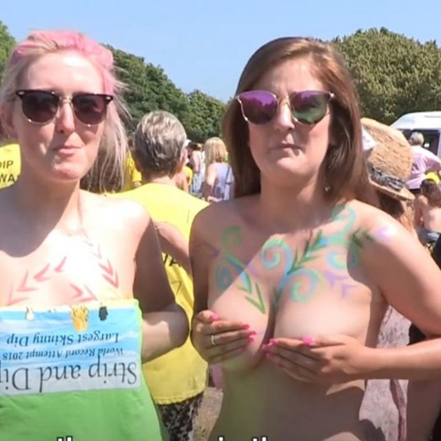 2,500人の女性が「全裸で海に飛び込む」意外な理由【映像アリ】