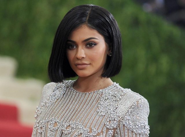 カイリー・ジェンナーのメイク担当になると、こんな誕生日プレゼントがもらえる