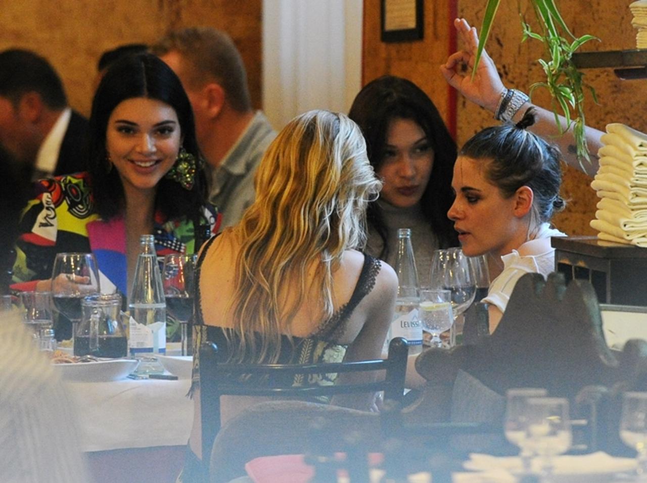 メンツが豪華すぎる！クリステン＆ステラ＆ケンダル＆ベラがある場所へ