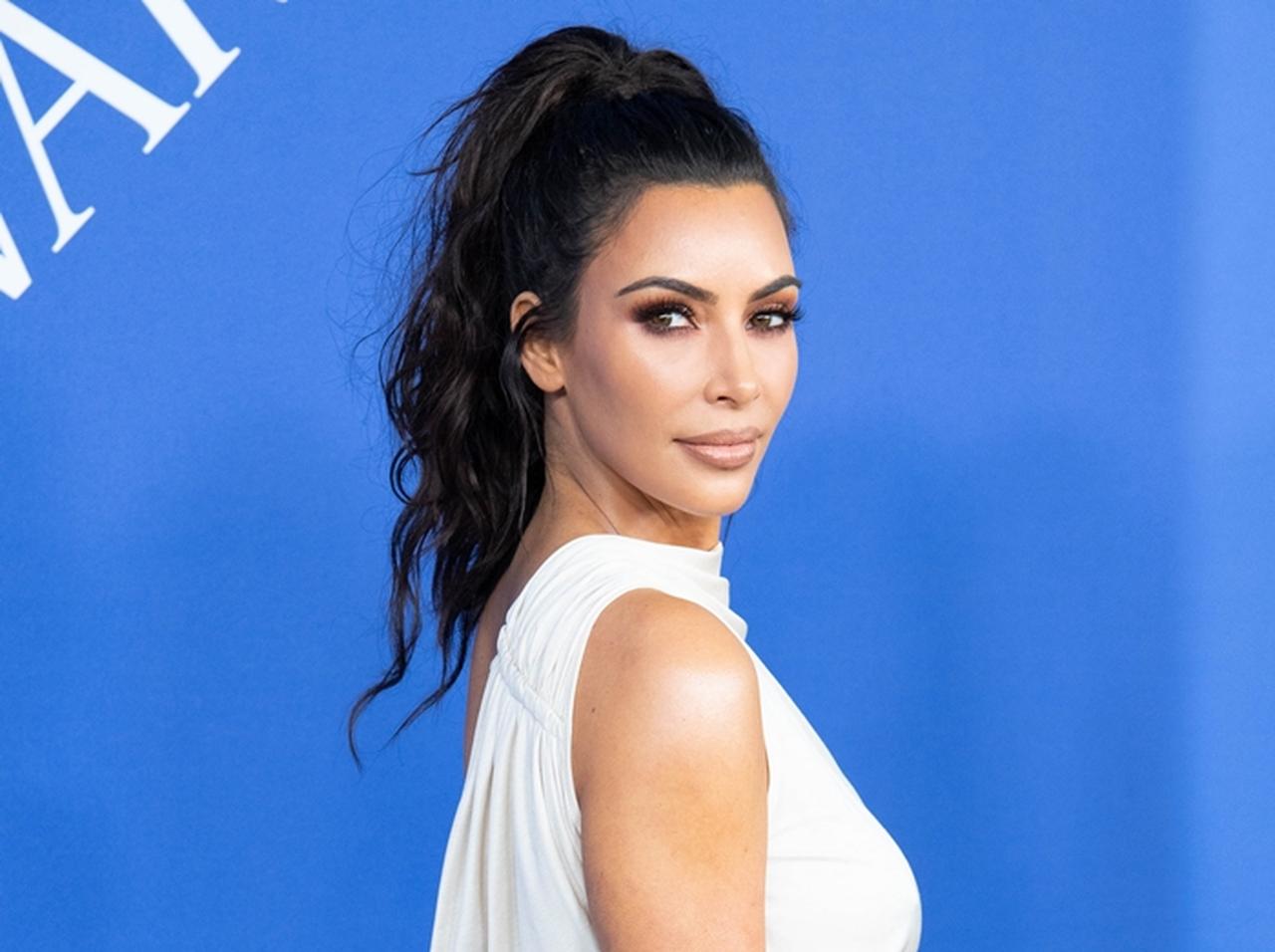 キム・カーダシアン、自称「いつも裸」の本領発揮した『お出かけ服』が強烈