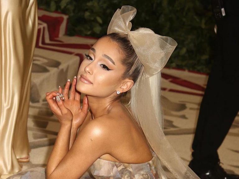 アリアナ・グランデ、公式ツイッターのアイコンを婚約者の写真に変える