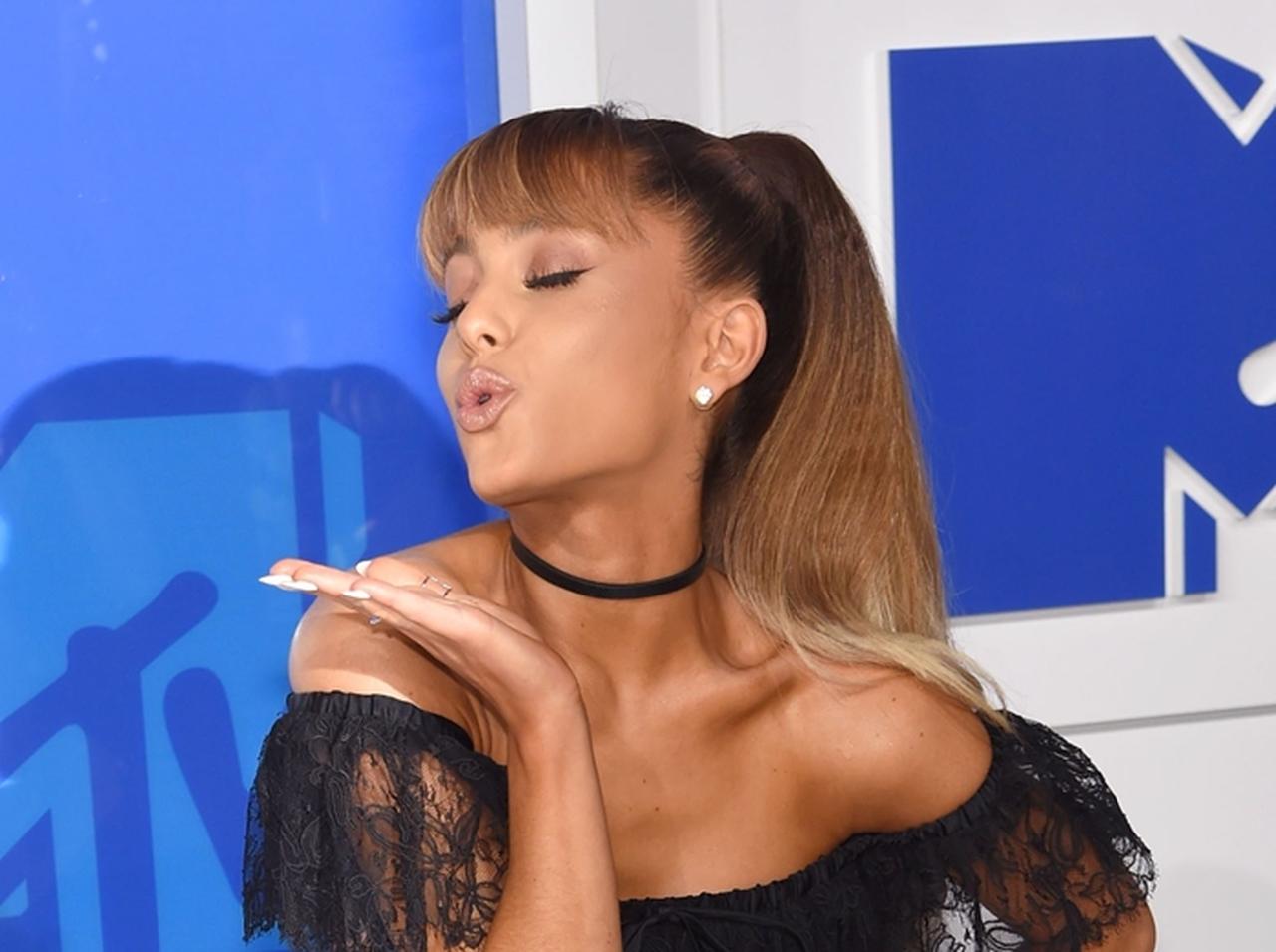 アリアナ・グランデ、「後ろからのハグ&キス」に恍惚の表情浮かべる