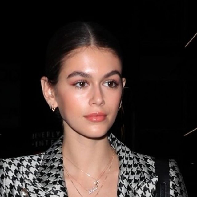 カイア・ガーバー、美脚を活かした夜遊びスニーカーコーデ
