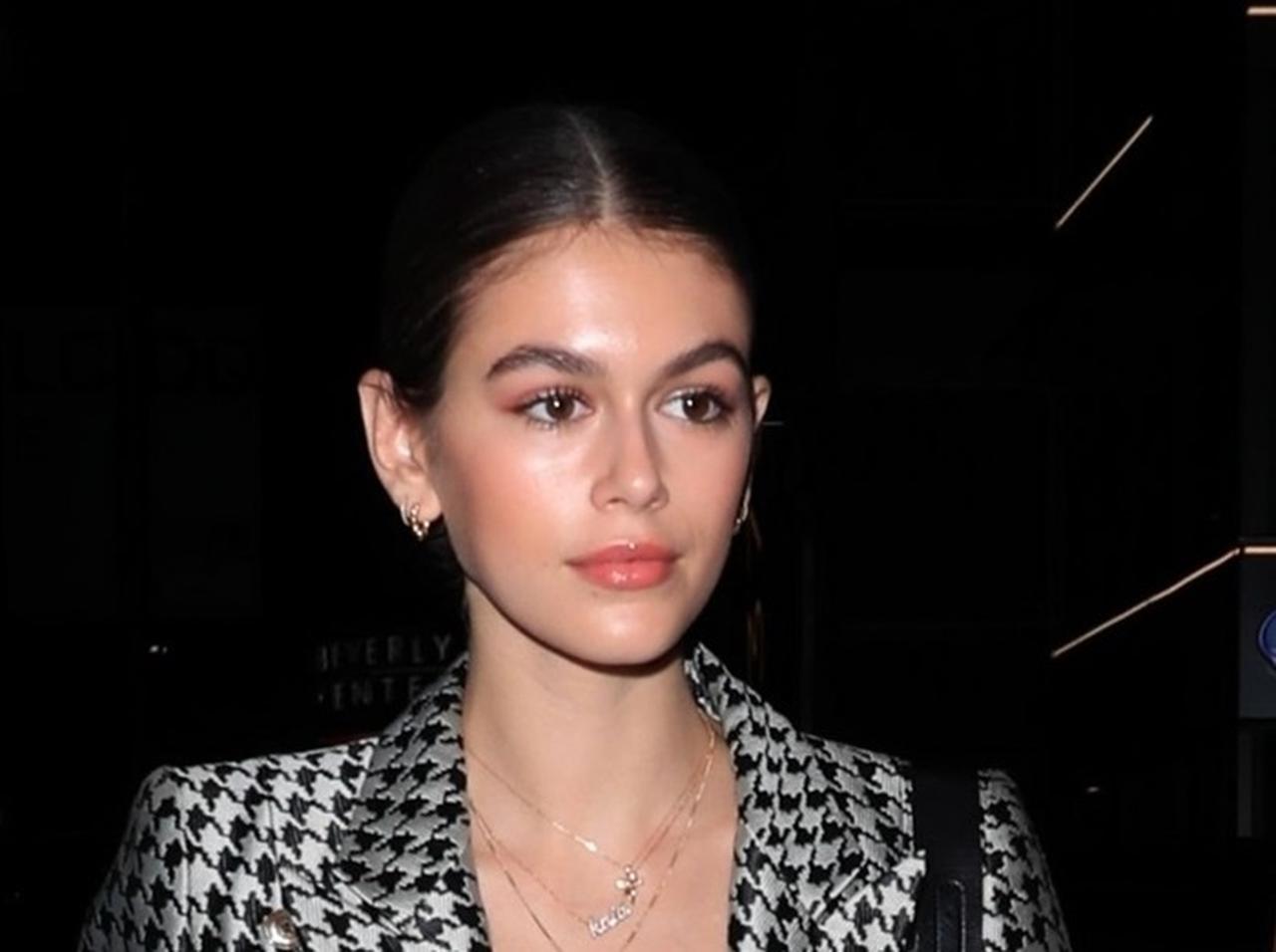 カイア・ガーバー、美脚を活かした夜遊びスニーカーコーデ