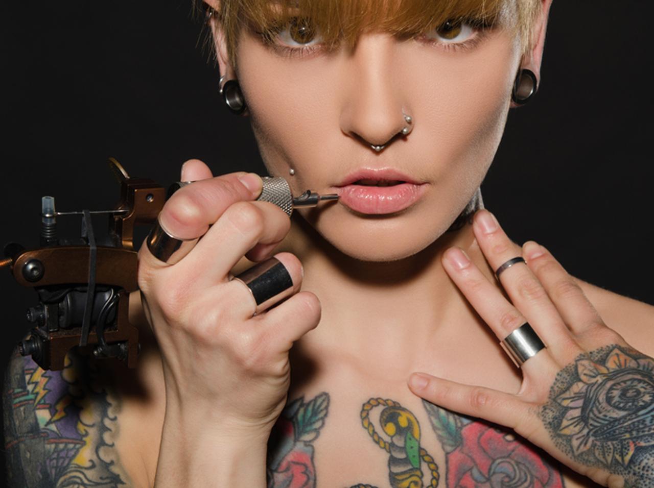 え、そこ!?今1番流行ってる「タトゥーを入れる場所」はココ!