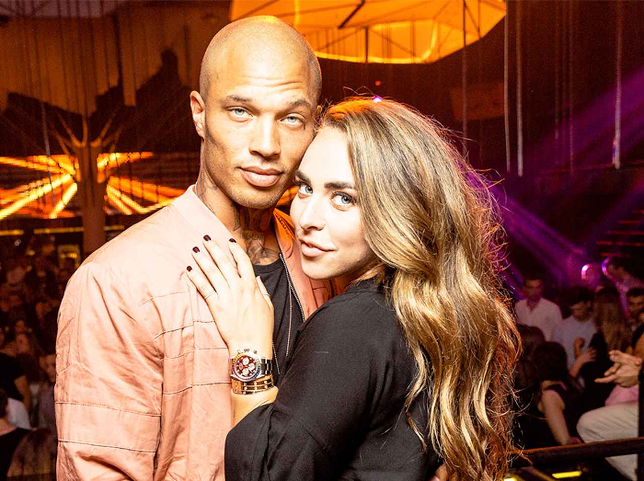 「イケメンすぎる犯罪者」ジェレミー・ミークスと億万長者令嬢に第1子が誕生!