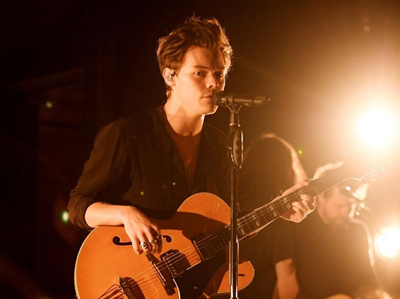 ハリー・スタイルズ、ギターに貼った“シール”に込めたある「メッセージ」とは？