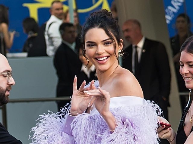 ケンダル・ジェンナー、「濃厚キス」激写後に『意外な男性』の家で夜を過ごす