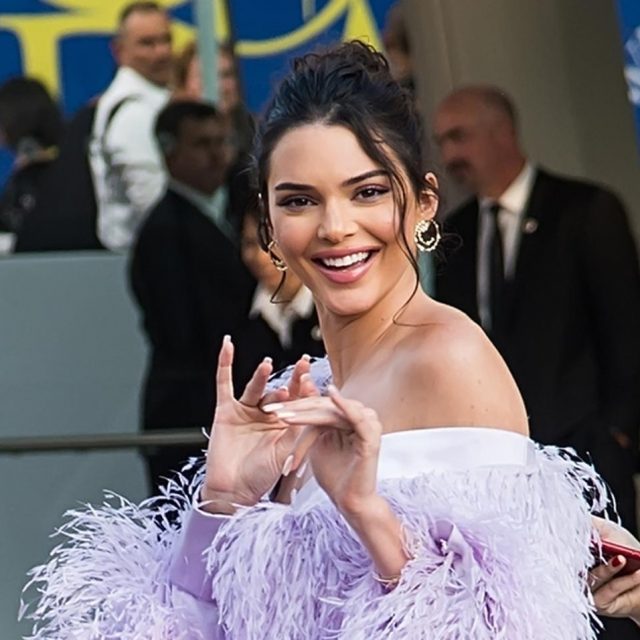 ケンダル・ジェンナー、「濃厚キス」激写後に『意外な男性』の家で夜を過ごす