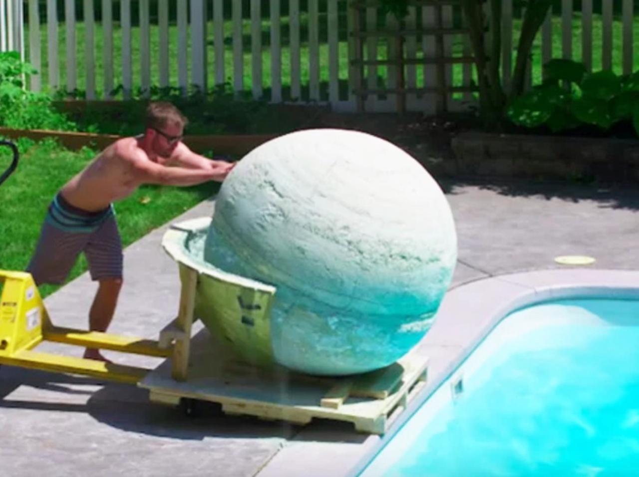 900キロ超え!超巨大「バスボム」を自宅プールに落とした結果