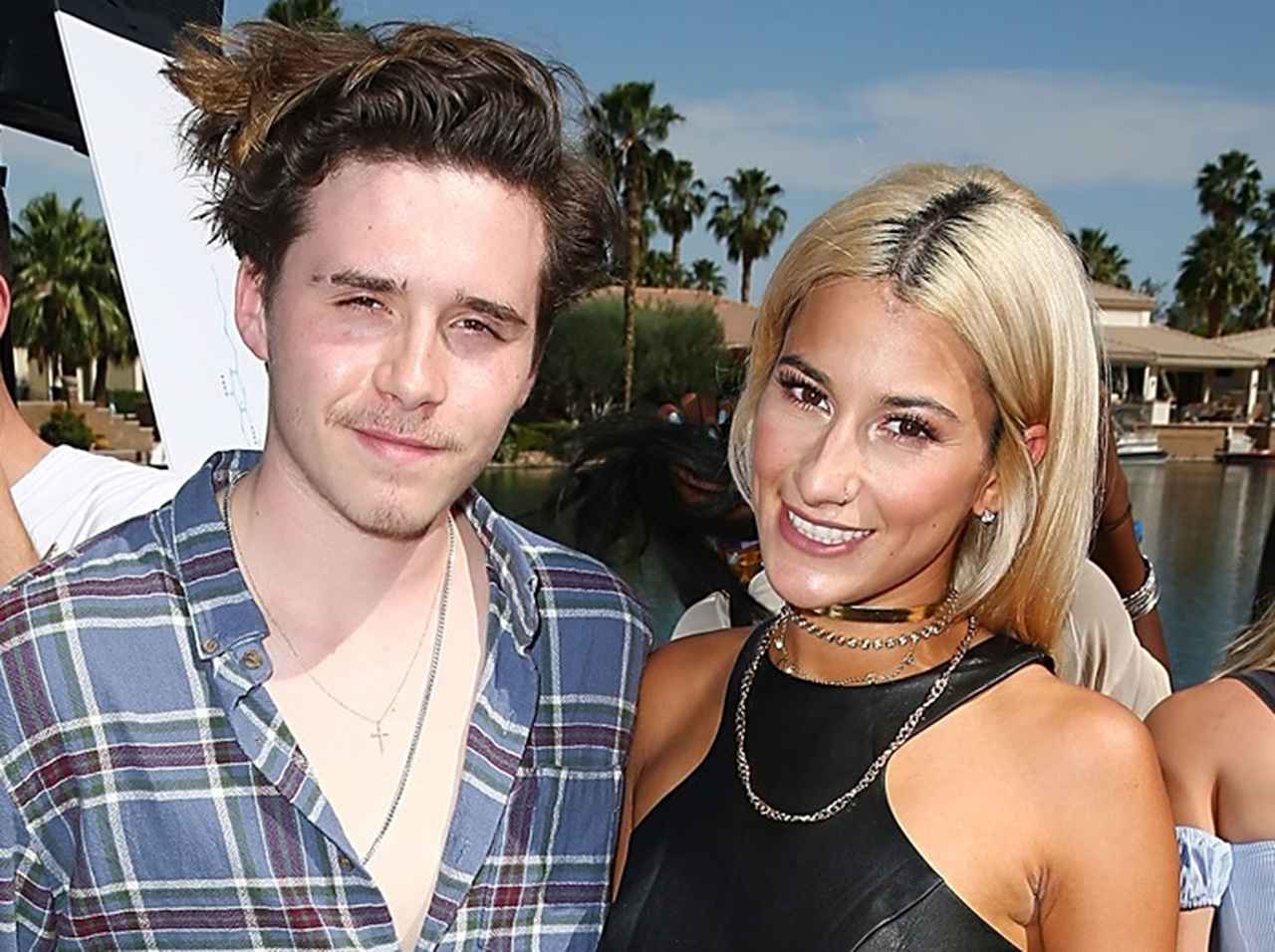 ブルックリン・ベッカム、10歳年上シンガーとの密着写真で熱愛説が濃厚に