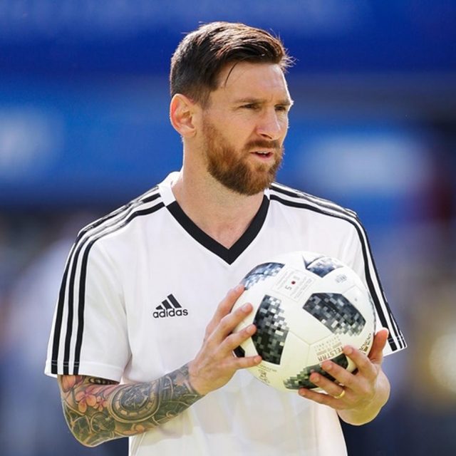サッカーW杯アディダスの公式サッカーボールが6球も破裂、ファンの不満爆発
