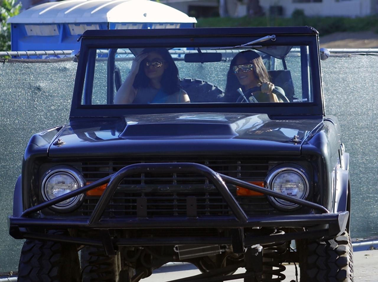 キム・カーダシアン、いかつすぎる車に乗るのに一苦労