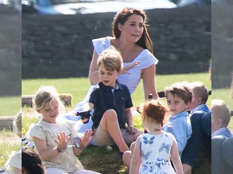 ジョージ王子が「おもちゃの拳銃」で遊ぶ姿に困惑の声