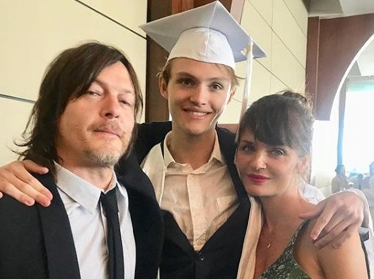 『ウォーキング・デッド』ノーマン・リーダス、息子の高校卒業式で家族3ショットを公開