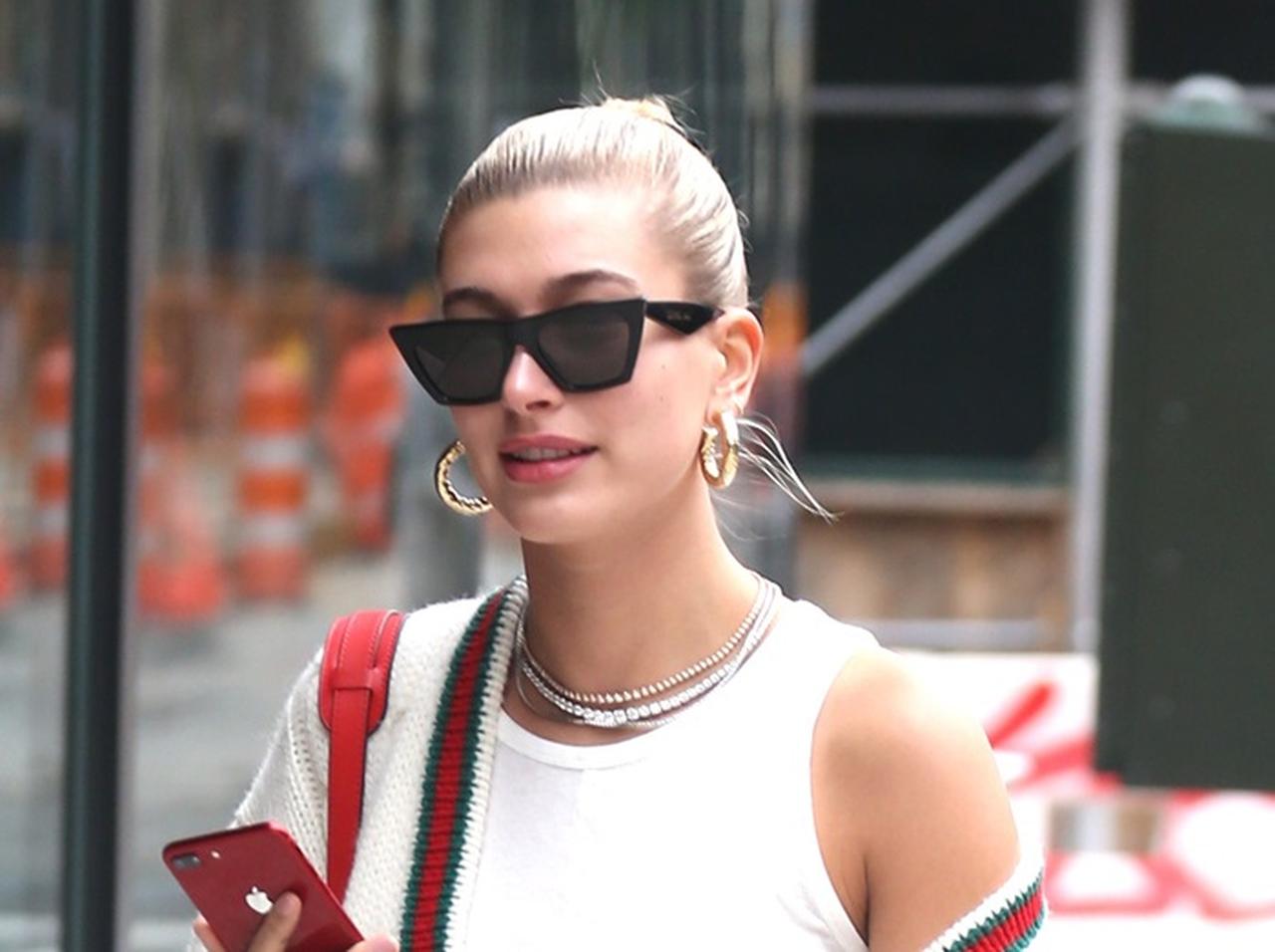 ヘイリー・ボールドウィン、赤を効かせた最旬デニムコーデ