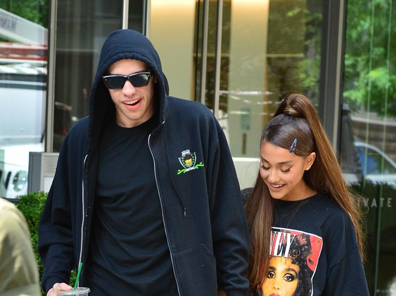 アリアナ・グランデ、トレードマークの「アレ」をつけてデート