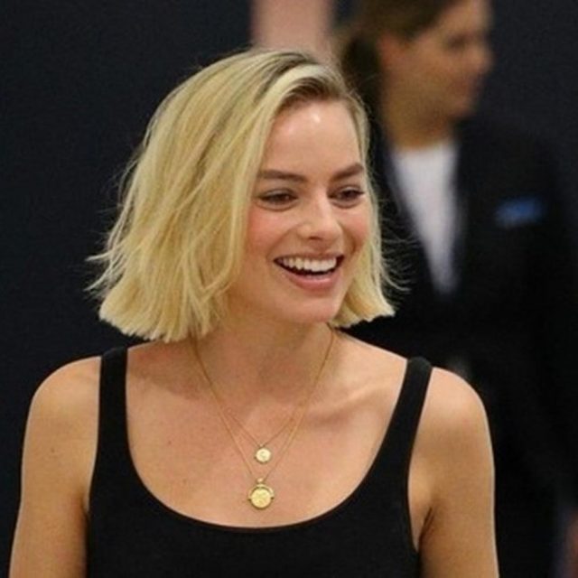マーゴット・ロビー、スタイルを格上げするオシャレなスカーフの活用法