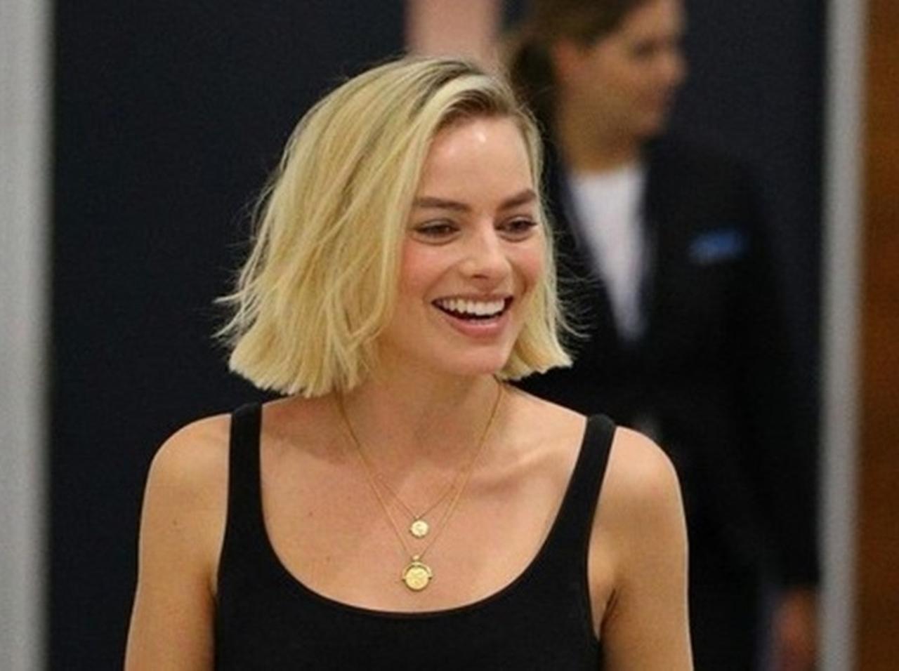 マーゴット・ロビー、スタイルを格上げするオシャレなスカーフの活用法