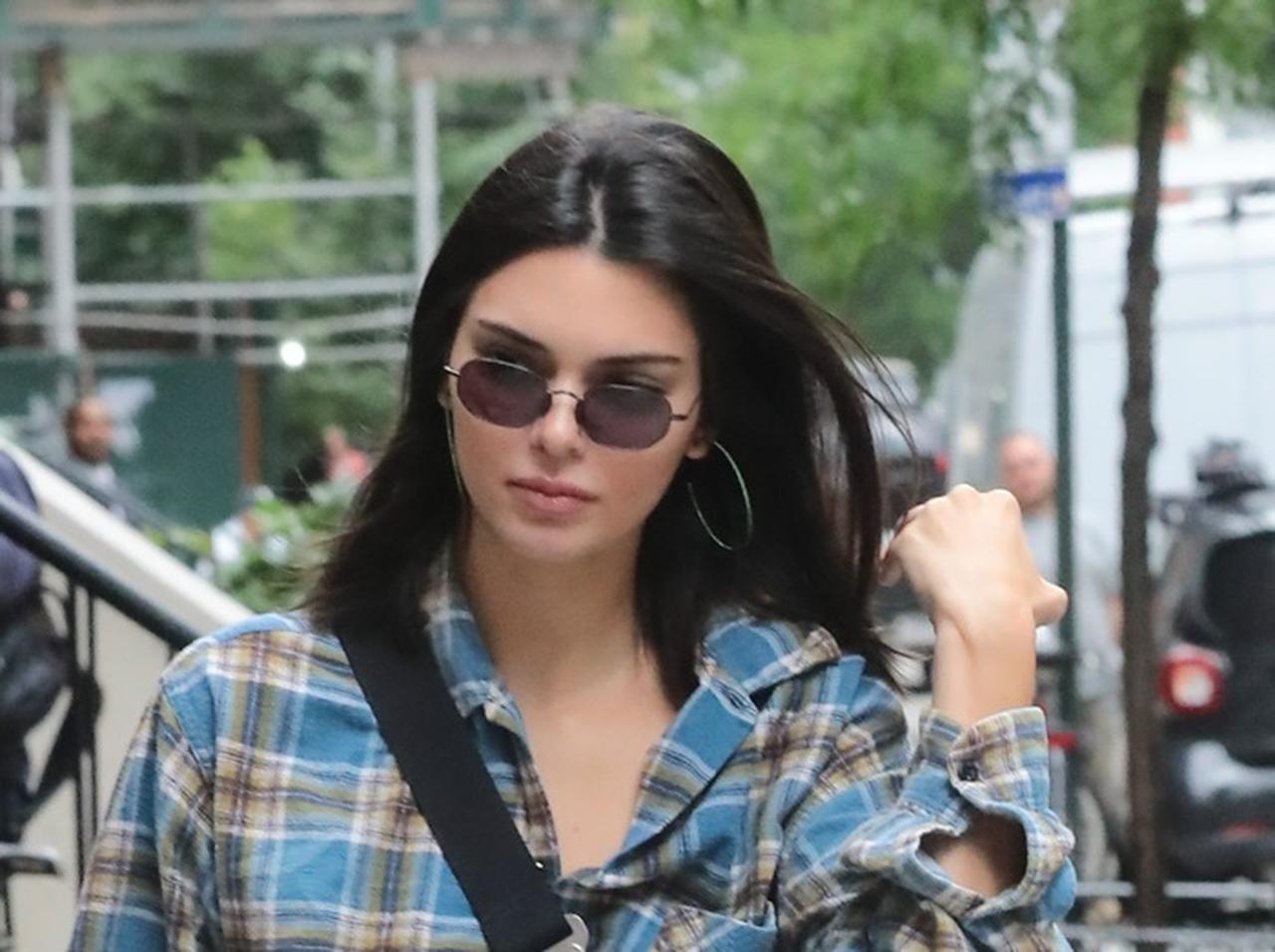 ケンダル・ジェンナー流、チェック柄シャツをオシャレに着こなすテクとは？